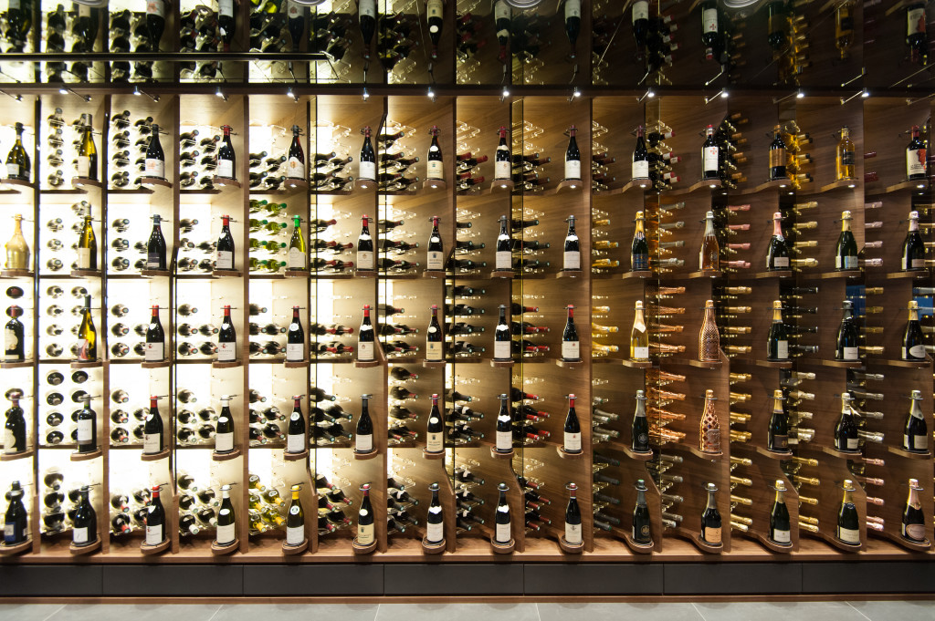 尊榮舒適的葡萄酒品飲室，俐落的空間線條及1000款藏酒的木櫃展售，徜徉鈞太猶如置身現代葡萄酒圖書館一般。