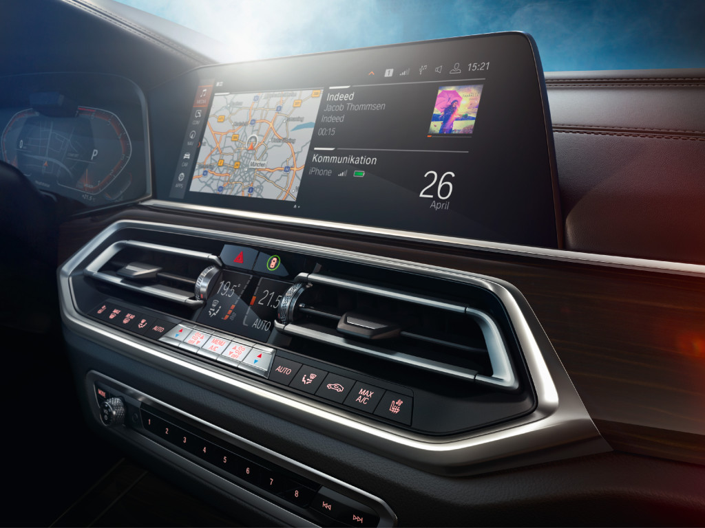 [新聞照片三] 全新世代BMW X5採用最新的iDrive 7.0系統，推出中文聲控功能及車壇首見的手勢控制功能。