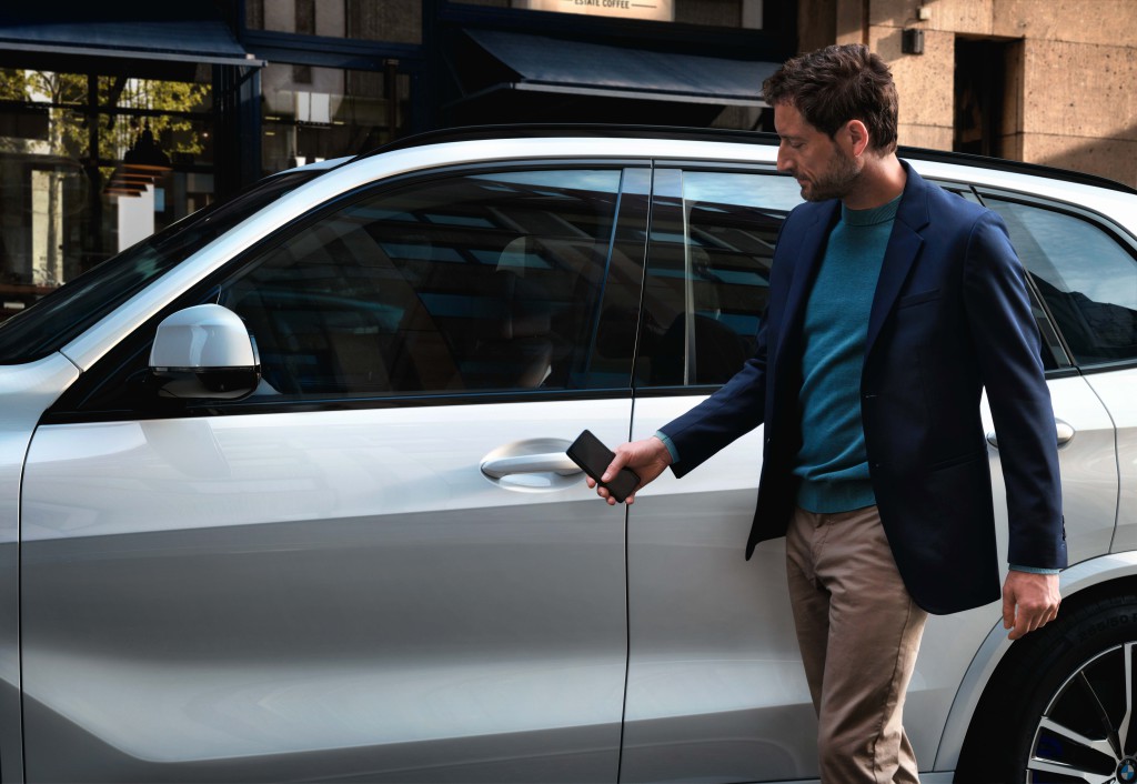[新聞照片二] 全新世代BMW X5首創BMW Digital Key手機數位鑰匙，上鎖、解鎖、甚至發動引擎都整合在智慧手機上。