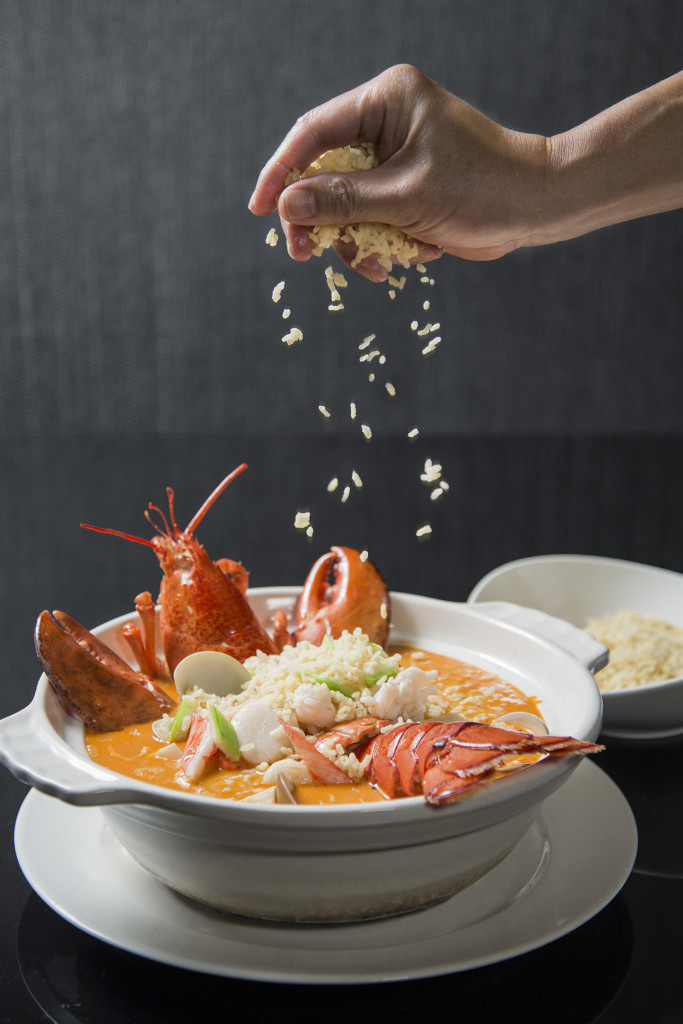 「龍蝦海鮮湯泡飯」兼具視覺、聽覺與美味的多重享受，湯頭帶有海鮮甜味加上炸過米粒口感獨特，每份1,680元起。
