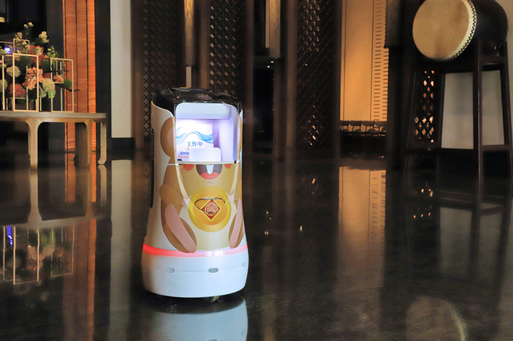 台南晶英在防疫期間，運用智能機器人「金寶」定時在館內走透透，以「茶樹精油噴霧」方式來淨化室內空氣。