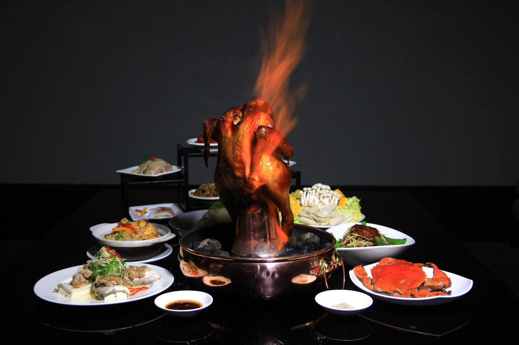 台南晶英酒店火焰炙燒薩索雞，將外皮烤的香脆可口，變化出有別於傳統烤雞的「一雞四吃」新吃法