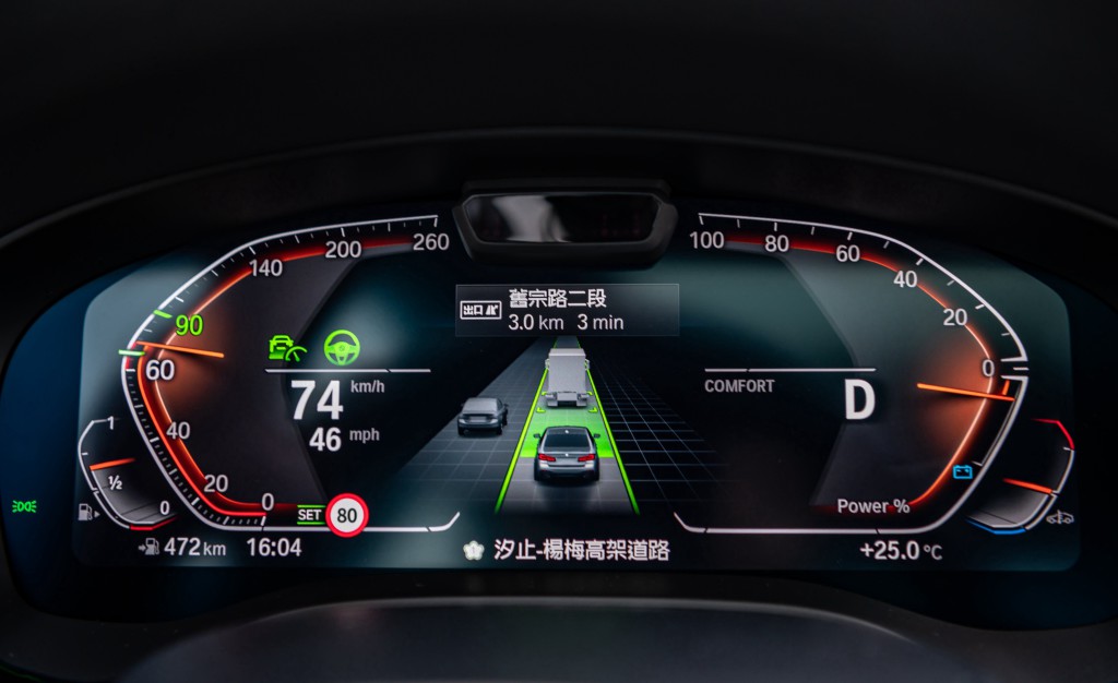 [新聞照片九]全車系標準配備BMW Personal CoPilot智慧駕駛輔助技術升級自動倒車輔助系統，道路虛擬實境顯示功能與速限輔助功能，給予車主最全面的輔助
