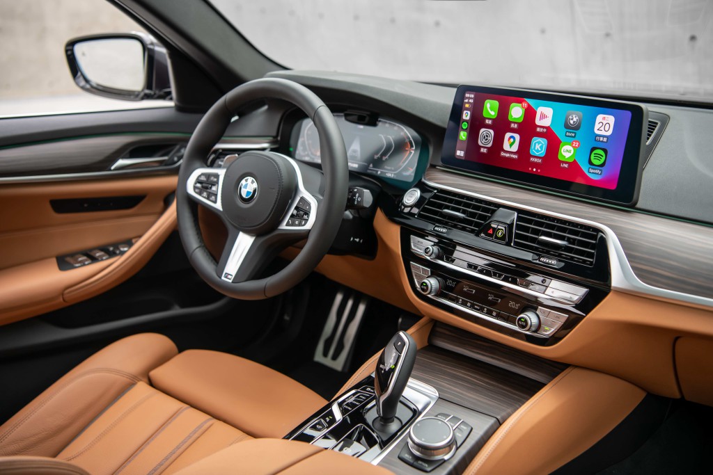 [新聞照片五]雙12.3英寸高解析度螢幕幕牆整合全數位虛擬儀表與中控觸控螢幕幕牆，同時可無線連接蘋果CarPlay或Android Auto，輕鬆連結駕駛與他所享受的各種生活與娛樂