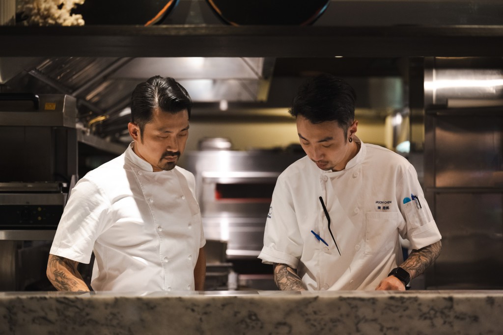 主廚兼經營者林明健Chef Kin(左)與Chou Chou主廚陳思凱Chef Jason共創春季菜單