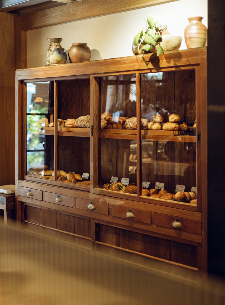 五方食藏大稻埕店老件餐櫃陳列可供外帶的姊妹品牌珠寶盒每日新鮮直送麵包