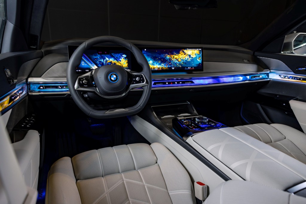 [新聞照片七] 由12.3吋虛擬數位儀錶、14.9吋中控觸控螢幕所構成的懸浮式曲面螢幕，結合BMW iDrive 8.0使用者介面與整合座艙照明及控制介面的BMW環繞光幕，讓全新世代7系列的座艙更顯