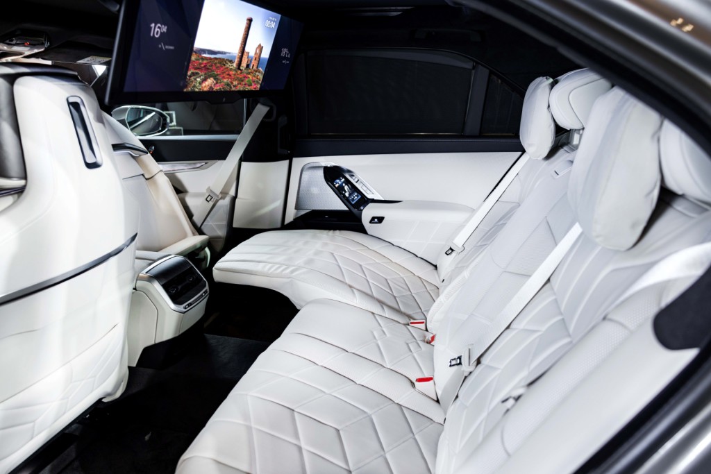 [新聞照片八] BMW Individual Merino真皮材質結合傾斜角度最高可達42.5度的後座豪華總裁座椅與5.5吋後座專屬觸控螢幕，為全新世代BMW 7系列帶來極致尊榮的後座體驗