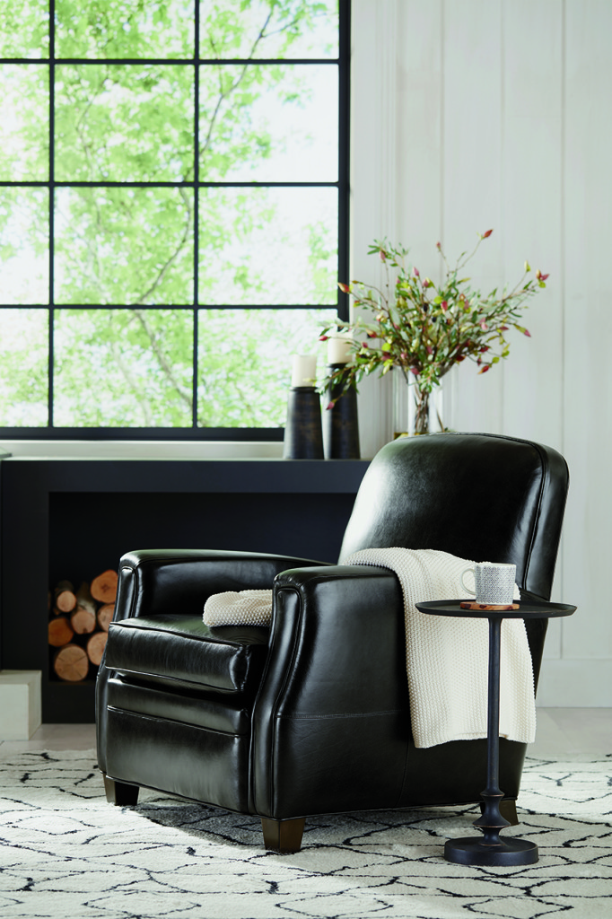 04-1554VPRIMAL RUG;  72-2061-6-L9656 DEAN皮革;  42-1815 RINNA PEDESTAL TABLE;  03-1791 MOSS STITCHED KNIT THROW;  43-0536A DILLION BLACK CANDLEHOLDERS 43-0536B;  44-6628 OLIVE LEAF和MAGNOLIA BUD MIX