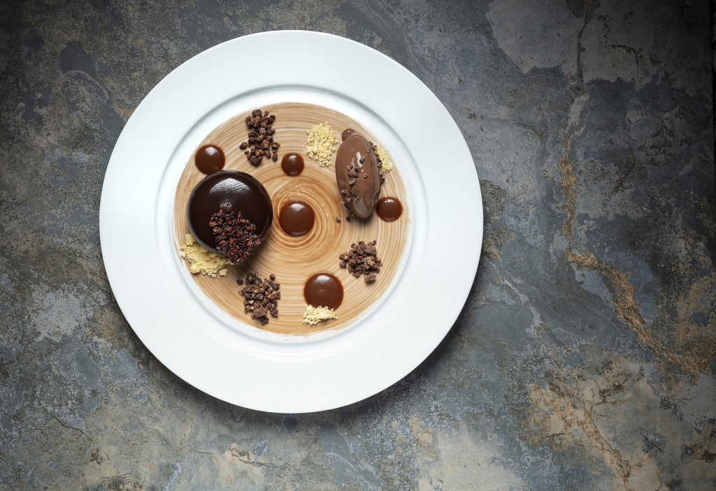 sChocolate bombe with salted caramel and hazelnut ice-cream 巧克力炸彈配鹽味焦糖榛子冰淇淋