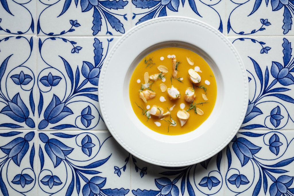 sRoasted pumpkin soup with coconut cream, prawns and almonds 烤南瓜湯配椰子奶油、蝦和杏仁
