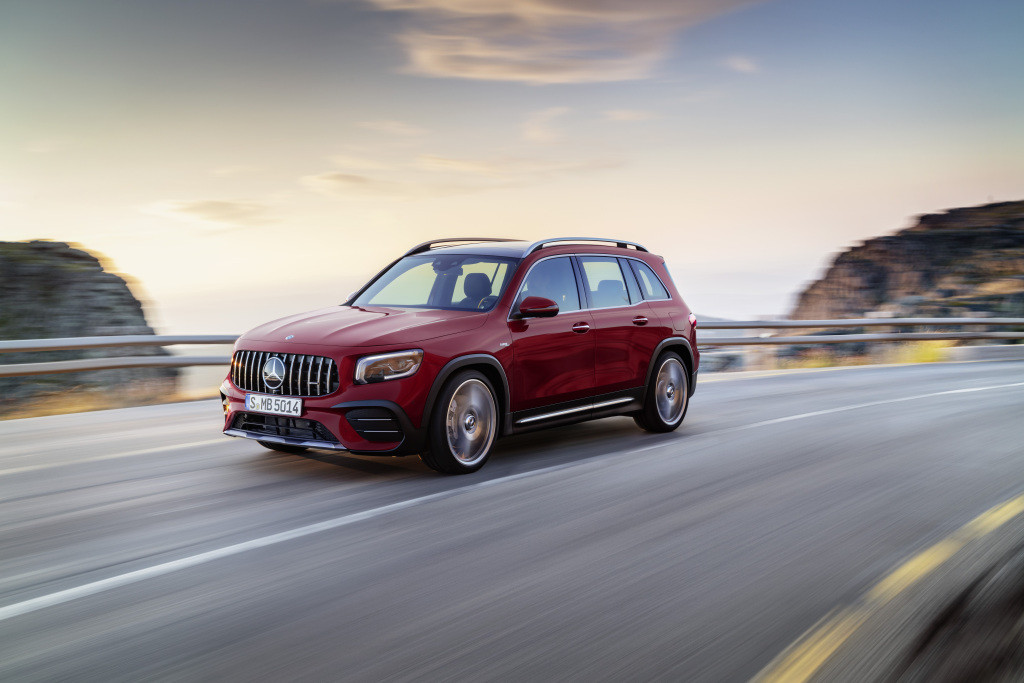 Mercedes-AMG GLB 35 4MATIC designo patagonienrot metallic, titangrau pearl / schwarz, Outdoor;Kraftstoffverbrauch kombiniert: 7,6-7,5 l/100 km; CO2-Emissionen kombiniert: 173-171 g/km* Mercedes-AMG GLB 35 4MATIC designo patagonia red metallic, titanium grey pearl / black, Outdoor;combined fuel consumption: 7.6-7.5 l/100 km; combined CO2 emissions: 173-171 g/km*