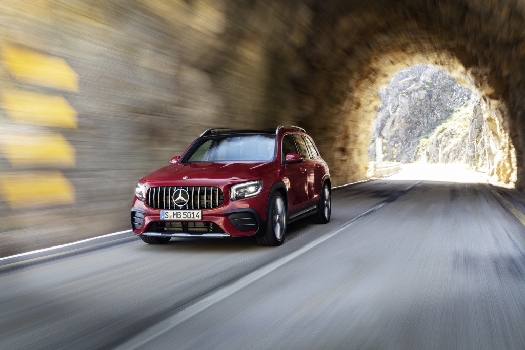 Mercedes-AMG GLB 35 4MATIC designo patagonienrot metallic, titangrau pearl / schwarz, Outdoor;Kraftstoffverbrauch kombiniert: 7,6-7,5 l/100 km; CO2-Emissionen kombiniert: 173-171 g/km* Mercedes-AMG GLB 35 4MATIC designo patagonia red metallic, titanium grey pearl / black, Outdoor;combined fuel consumption: 7.6-7.5 l/100 km; combined CO2 emissions: 173-171 g/km*