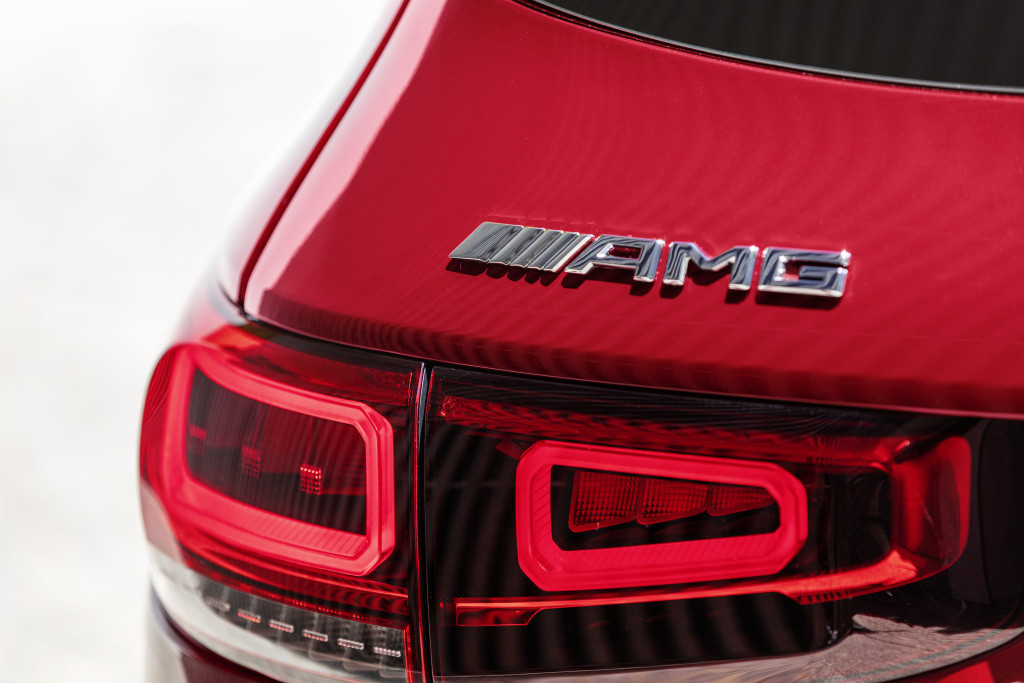 Mercedes-AMG GLB 35 4MATIC designo patagonienrot metallic, titangrau pearl / schwarz, Outdoor;Kraftstoffverbrauch kombiniert: 7,6-7,5 l/100 km; CO2-Emissionen kombiniert: 173-171 g/km* Mercedes-AMG GLB 35 4MATIC designo patagonia red metallic, titanium grey pearl / black, Outdoor;combined fuel consumption: 7.6-7.5 l/100 km; combined CO2 emissions: 173-171 g/km*