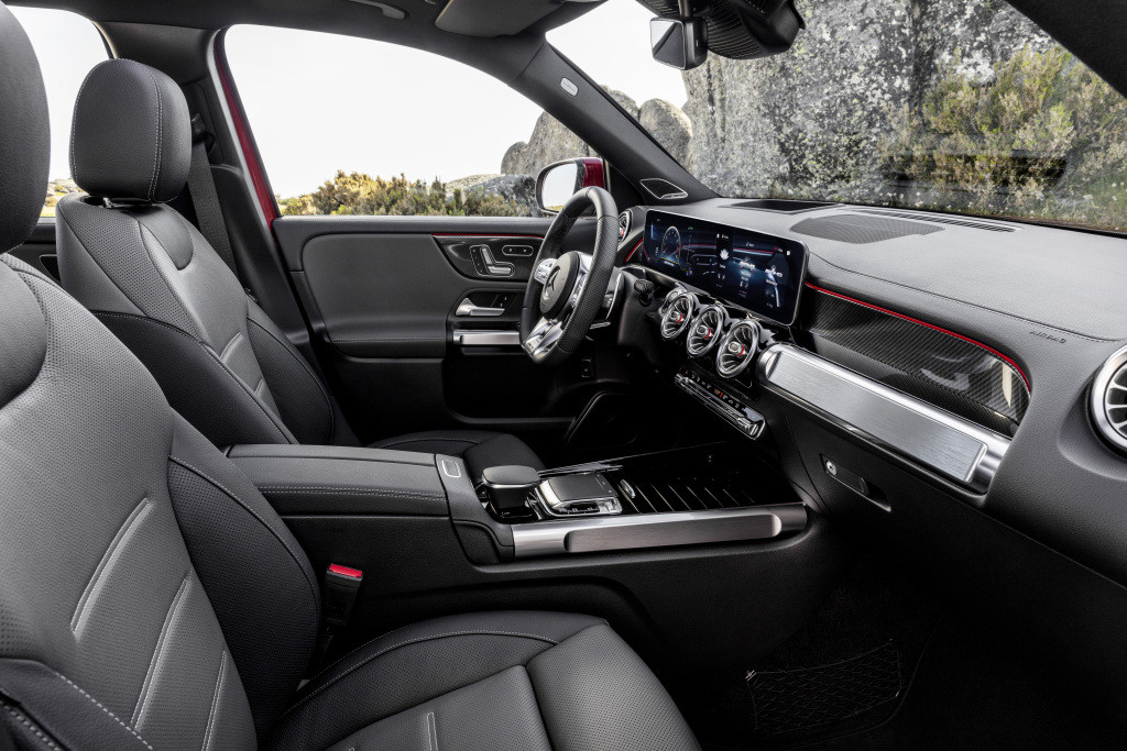Mercedes-AMG GLB 35 4MATIC designo patagonienrot metallic, titangrau pearl / schwarz, Interieur;Kraftstoffverbrauch kombiniert: 7,6-7,5 l/100 km; CO2-Emissionen kombiniert: 173-171 g/km* Mercedes-AMG GLB 35 4MATIC designo patagonia red metallic, titanium grey pearl / black, interior;combined fuel consumption: 7.6-7.5 l/100 km; combined CO2 emissions: 173-171 g/km*