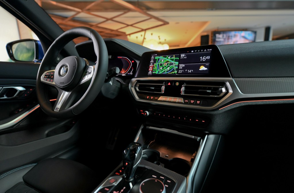 [新聞圖片五] iDrive7.0全數位虛擬座艙完美整合12.3英寸虛擬數位儀表以及10.25英寸中控觸控螢幕，展現前衛科技座艙佈局