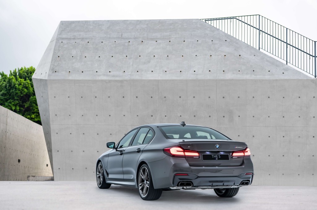 [新聞照片三]性能代表全新寶馬M550i xDrive搭載4.4升V8汽油發動機，擁有530匹最大馬力，展現無與倫比的猛爆性能魅力