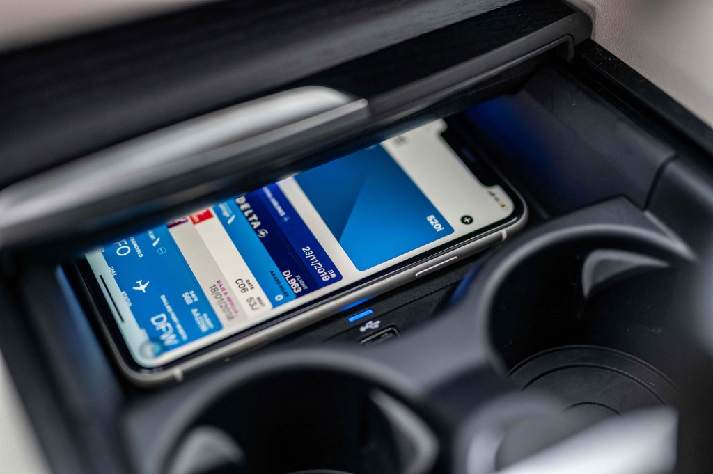 [新聞照片六]引領車壇的iPhone手機數位鑰匙功能，除開鎖，解鎖功能外，只要將手機放在無線充電座上便能直接啟動引擎，同時更可透過iMessage分享功能將鑰匙分享給家人，朋友