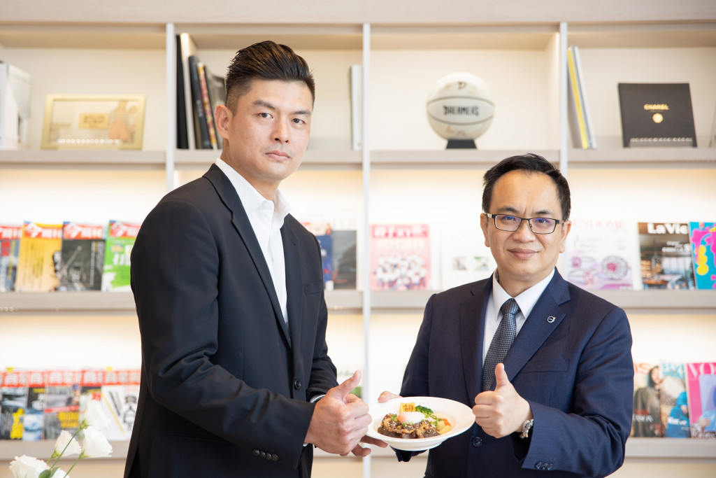 董事長合照_左_胡同燒肉董事長吳念忠與右_國際富豪汽車沃爾沃總裁陳立哲