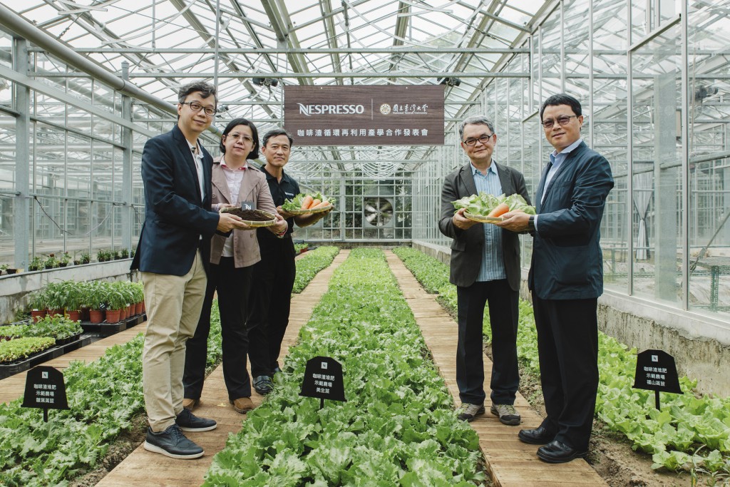 圖1：Nespresso攜手國立臺灣大學園藝暨景觀學系公布最新「咖啡渣全物利用研究」產學研究計畫成果 (圖左至右：Nespresso 台灣事業部總監盧翰霖、臺灣大學園藝暨景觀學系林淑怡副教
