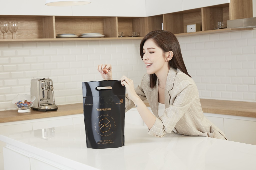 圖說一：Nespresso台灣首位咖啡永續大使許瑋甯以自身行動作為典範，期盼帶領咖啡愛好者一同踏上咖啡完美「鋁」程。