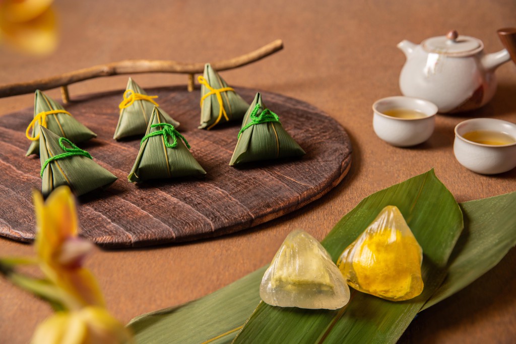 圖4.今年台北萬豪特別精選「采采食茶 CHA CHA THÉ」純手工冰心甜粽禮，兩款「茶香青梅粽」及「楊枝甘露粽」。六顆一組880元。
