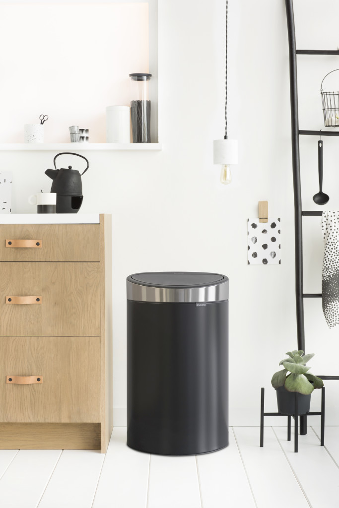 Touch Bin New, 40L - Matt Black - 8710755114847 Brabantia_300dpi_2560x3840px_6_NR-13322