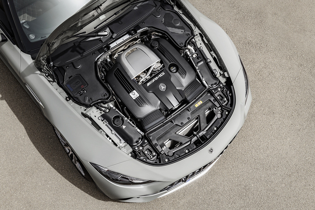 [Mercedes-AMG SL 55 4MATIC+ vorläufige Angaben WLTP | Kraftstoffverbrauch kombiniert: 12,7-11,8 l/100 km | CO₂-Emissionen kombiniert: 288-268 g/km]* Exterieur: Alpingrau Uni; Interieur: Leder Nappa Style schwarz/tartufo. *Alle Angaben sind vorläufig und wurden intern nach Maßgabe der Zertifizierungsmethode „WLTP-Prüfverfahren“ ermittelt. Es liegen bislang weder bestätigte Werte vom TÜV noch eine EG-Typgenehmigung noch eine Konformitätsbescheinigung mit amtlichen Werten vor. Abweichungen zwischen den Angaben und den amtlichen Werten sind möglich.;Vorläufige Angaben WLTP | Kraftstoffverbrauch kombiniert: 12,7-11,8 l/100 km | CO₂-Emissionen kombiniert: 288-268 g/km* [Mercedes-AMG SL 55 4MATIC+ provisional data WLTP | fuel consumption combined: 12,7-11,8 l/100 km | CO₂-emissions combined: 288-268 g/km]* exterior: alpin grey uni; interior: leather nappa style black/tartufo. *Data on consumption are provisional and were determined internally in accordance with the "WLTP test procedure" certification method. Confirmed TÜV figures, EC type approval and certificate of conformity with official figures are not yet available. Differences between the stated figures and the official figures are possible.;Provisional data WLTP | fuel consumption combined: 12,7-11,8 l/100 km | CO₂-emissions combined: 288-268 g/km*