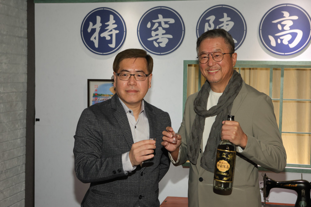圖三_味丹企業林忠勝副總經理與戰酒黑金龍特窖陳高代言人王偉忠共同宣布【特窖豐味】開跑！