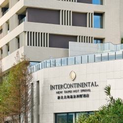 以建築框住四季 以湯池定義親密