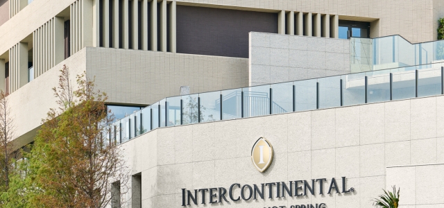 以建築框住四季 以湯池定義親密